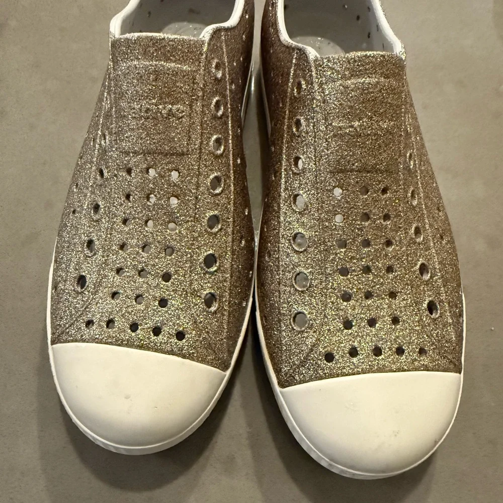 NATIVE Jefferson Bling Slip On l Glittery Silver Water EVA shoes J3 - Picture 9 of 9